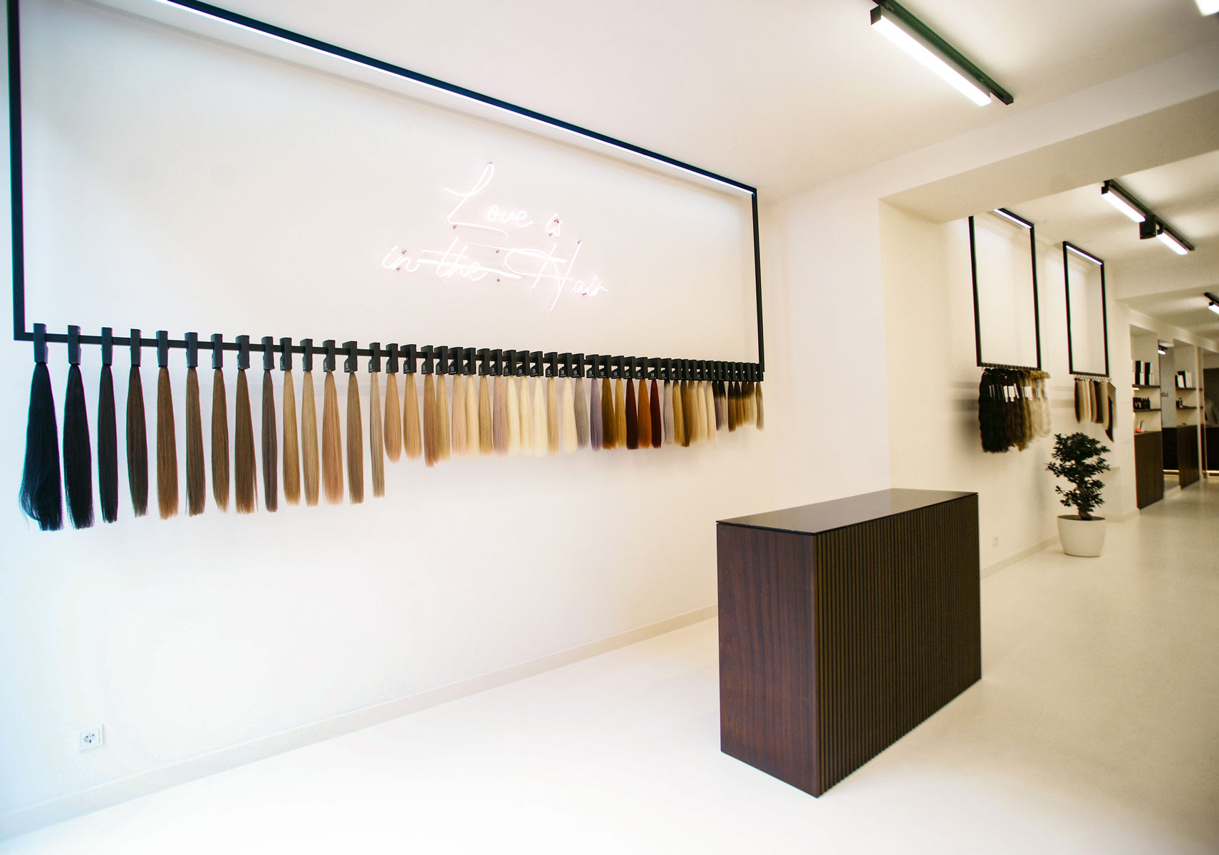 LONGTIME HAIR Store Extensions Wand Innenansicht