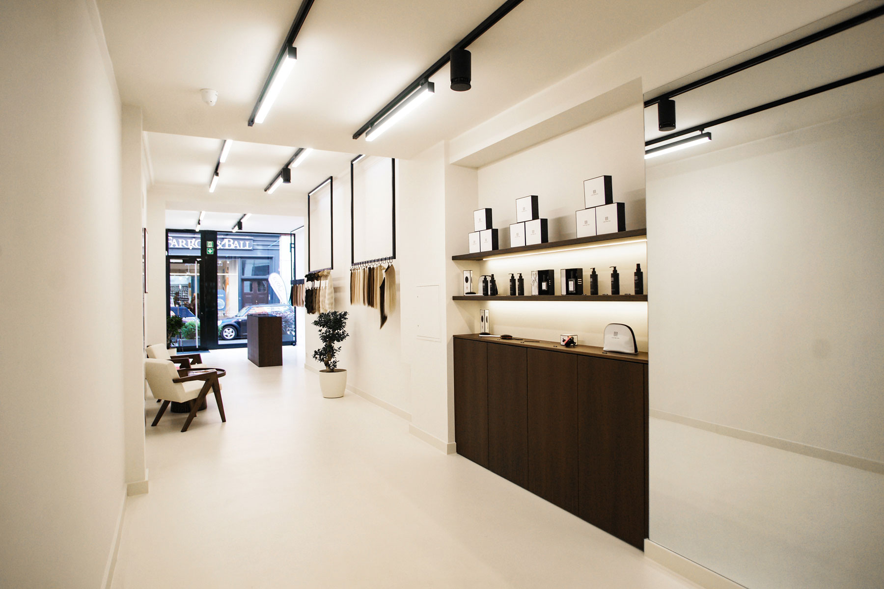 LONGTIME HAIR Store Ansicht auf Haarpflegeartikel Ausstellung
